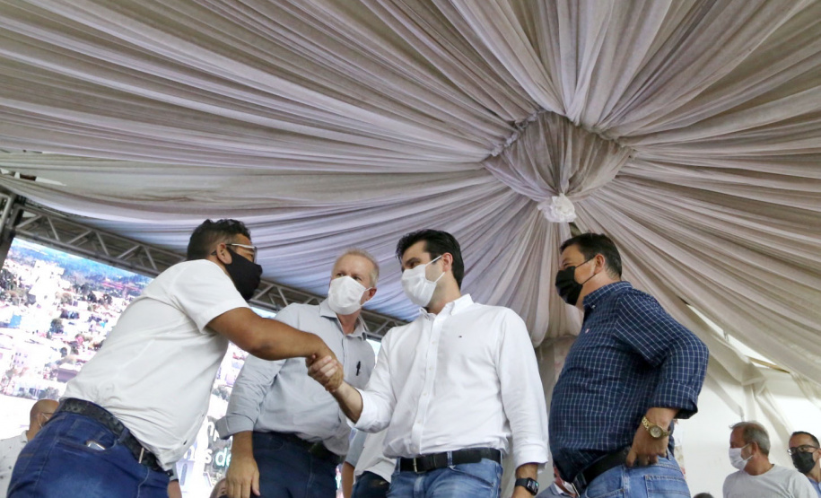 Governo do Estado entrega títulos de regularização fundiária a 535 famílias de Pitanga