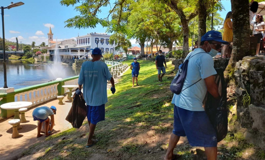 Sanepar retira cerca de 500 quilos de resíduos das margens do Rio Nhundiaquara em Morretes