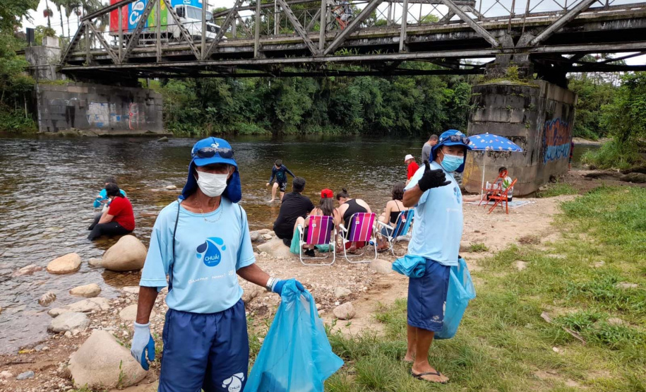 Sanepar retira cerca de 500 quilos de resíduos das margens do Rio Nhundiaquara em Morretes