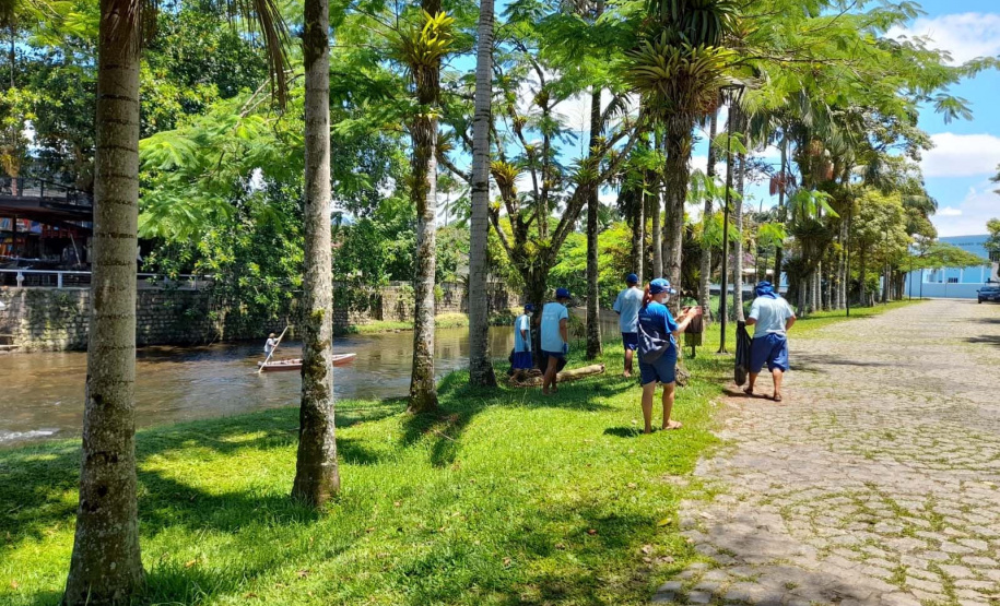 Sanepar retira cerca de 500 quilos de resíduos das margens do Rio Nhundiaquara em Morretes