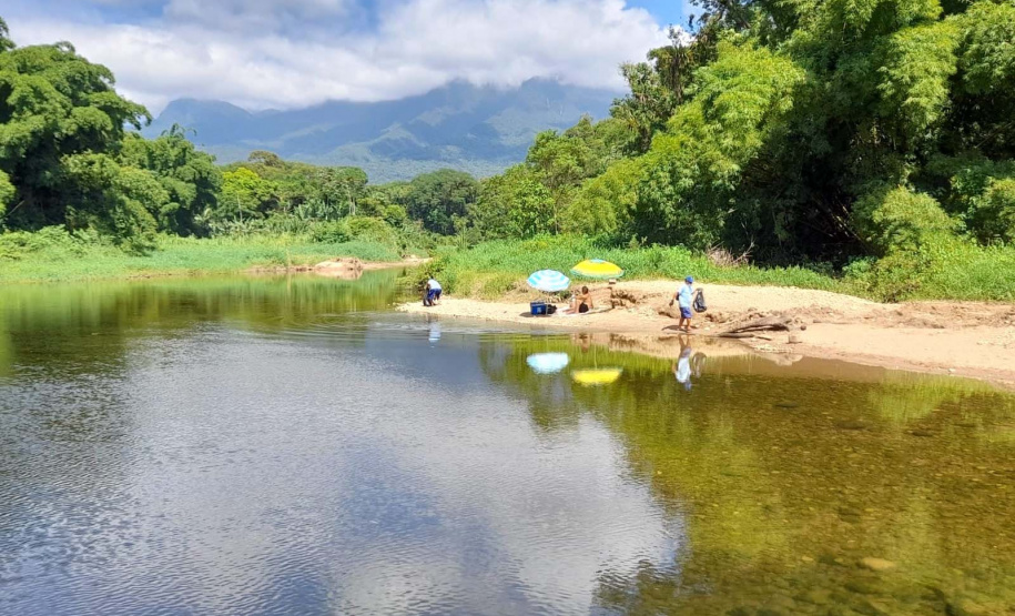 Sanepar retira cerca de 500 quilos de resíduos das margens do Rio Nhundiaquara em Morretes