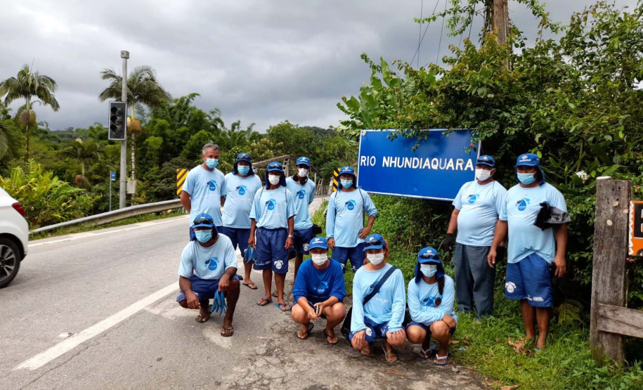 Sanepar retira cerca de 500 quilos de resíduos das margens do Rio Nhundiaquara em Morretes