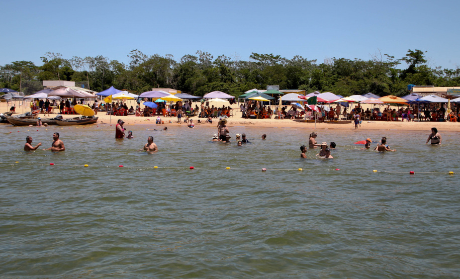 Praias artificiais das Costas Norte e Oeste do Estado mantém águas com condições boas para banho e prática de esportes
