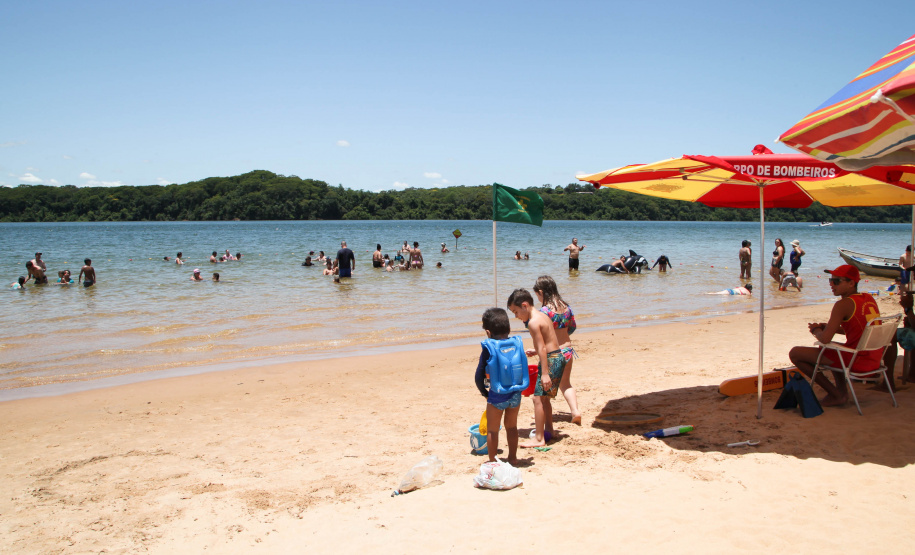 Praias artificiais das Costas Norte e Oeste do Estado mantém águas com condições boas para banho e prática de esportes