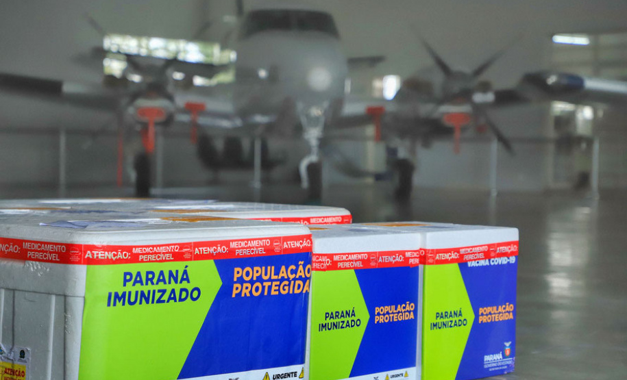 Logística e distribuição de 21 milhões de imunizantes acelerou a vacinação contra a Covid-19 no Paraná.