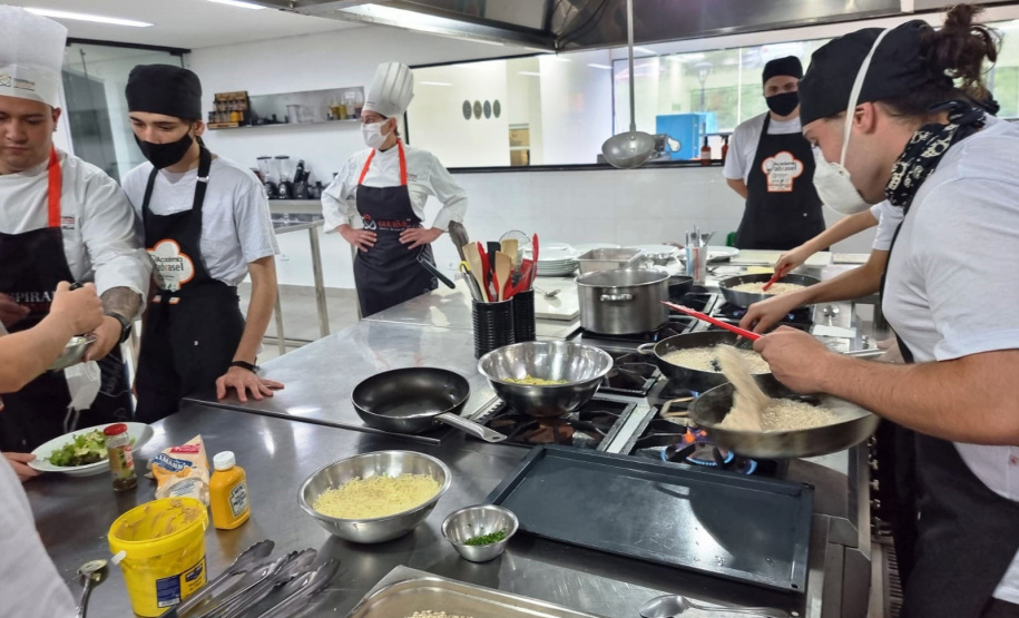 Secretaria de Justiça, Família e Trabalho e Abrasel oferecem 80 vagas para cursos com garantia de empregos em restaurantes