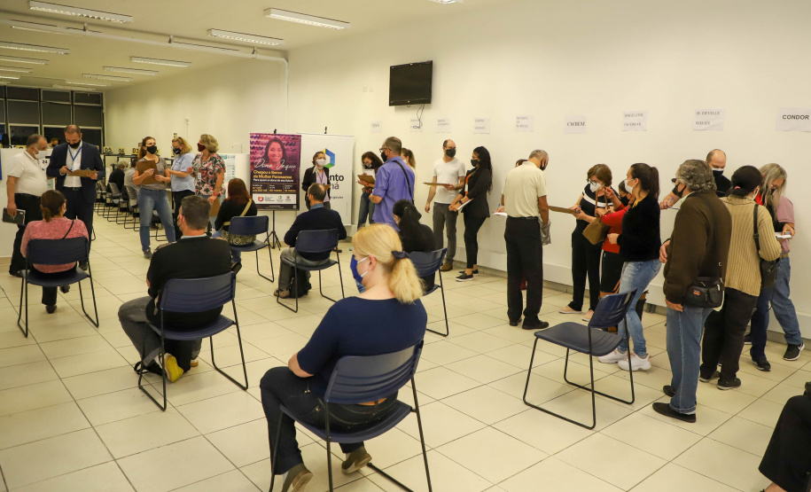 Agências do Trabalhador do Paraná começam a semana com 8.221 vagas de emprego com carteira assinada