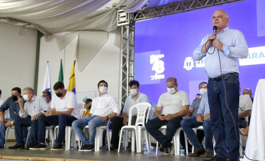 Governo do Estado entrega títulos de regularização fundiária a 535 famílias de Pitanga