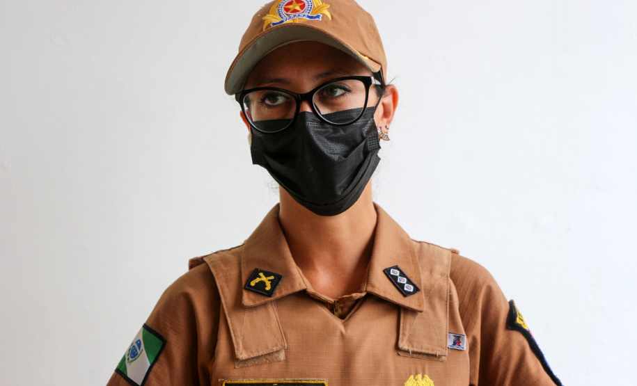 Polícia Militar alimentos para alunos de projeto social em Guaratuba