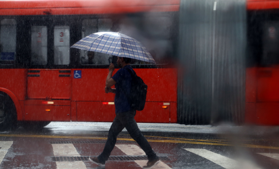 Curitiba fecha o ano com mais chuvas, mas ainda abaixo da média histórica