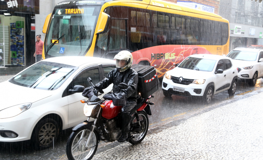 Curitiba fecha o ano com mais chuvas, mas ainda abaixo da média histórica