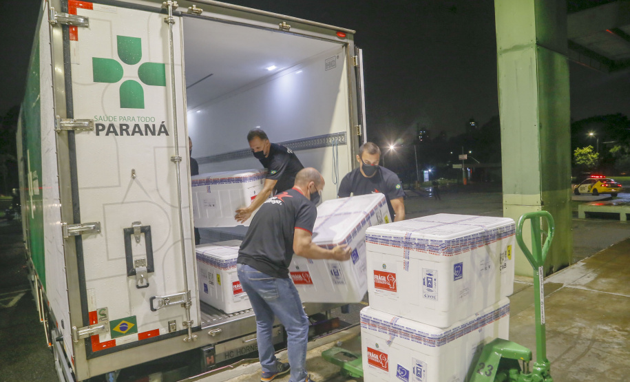 Logística e distribuição de 21 milhões de imunizantes acelerou a vacinação contra a Covid-19 no Paraná