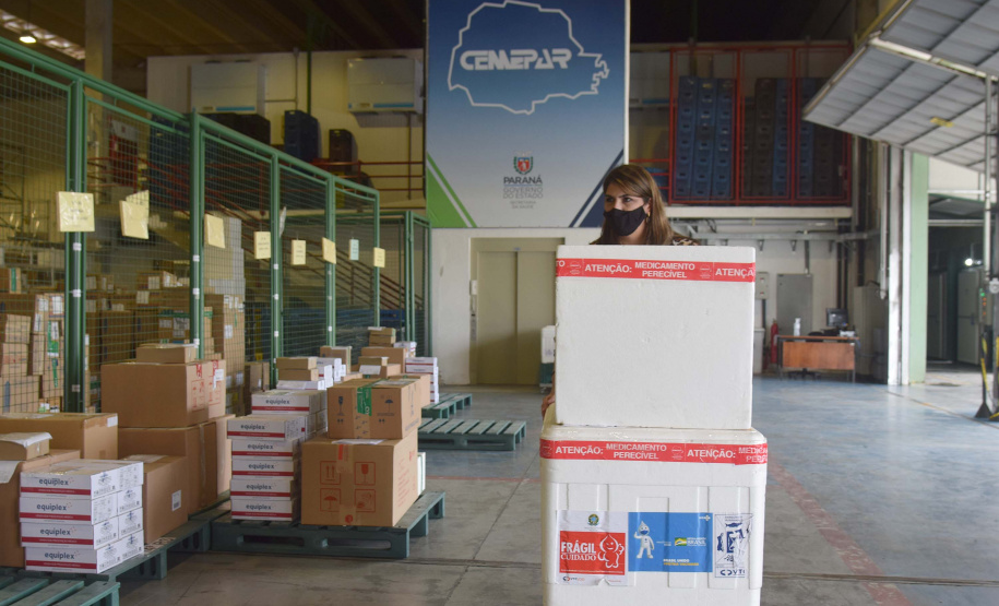 Logística e distribuição de 21 milhões de imunizantes acelerou a vacinação contra a Covid-19 no Paraná