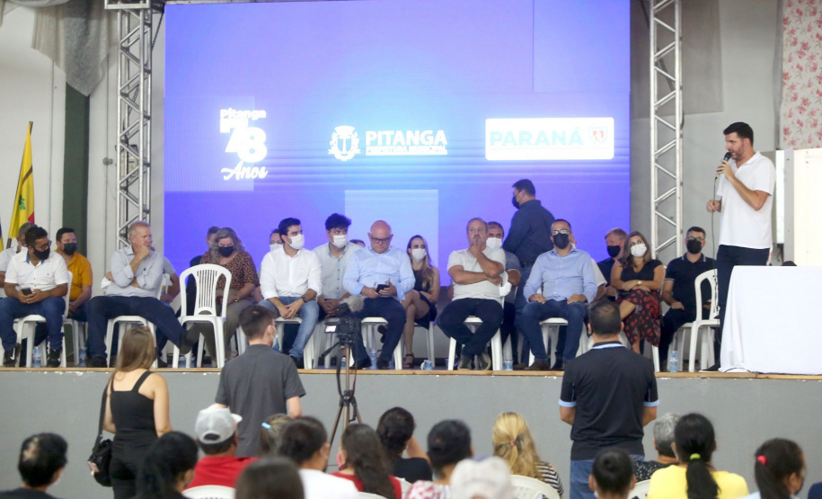 Governo do Estado entrega títulos de regularização fundiária a 535 famílias de Pitanga