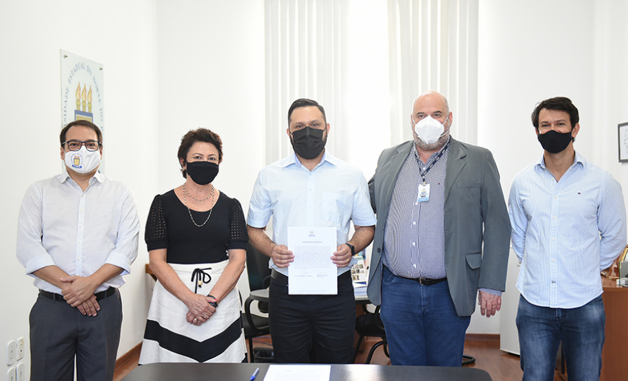 Docentes aprovados em concurso tomam posse na UENP