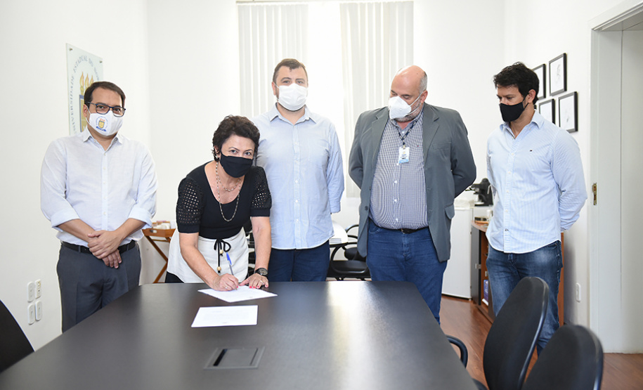 Docentes aprovados em concurso tomam posse na UENP