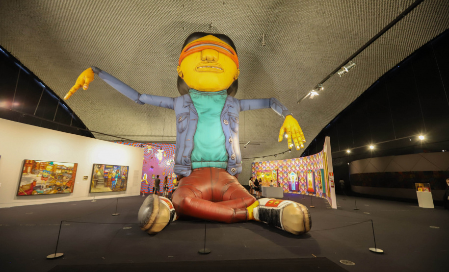 A exposição “OSGEMEOS: Segredos”, realizada pelo MON, alcança 100 mil visitantes