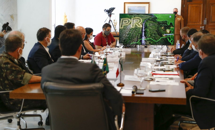 Governador Carlos Massa Ratinho Junior recebe o embaixador da Itália no Brasil Francesco Azzarello.