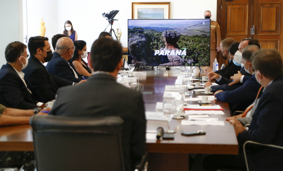 Governador Carlos Massa Ratinho Junior recebe o embaixador da Itália no Brasil Francesco Azzarello.