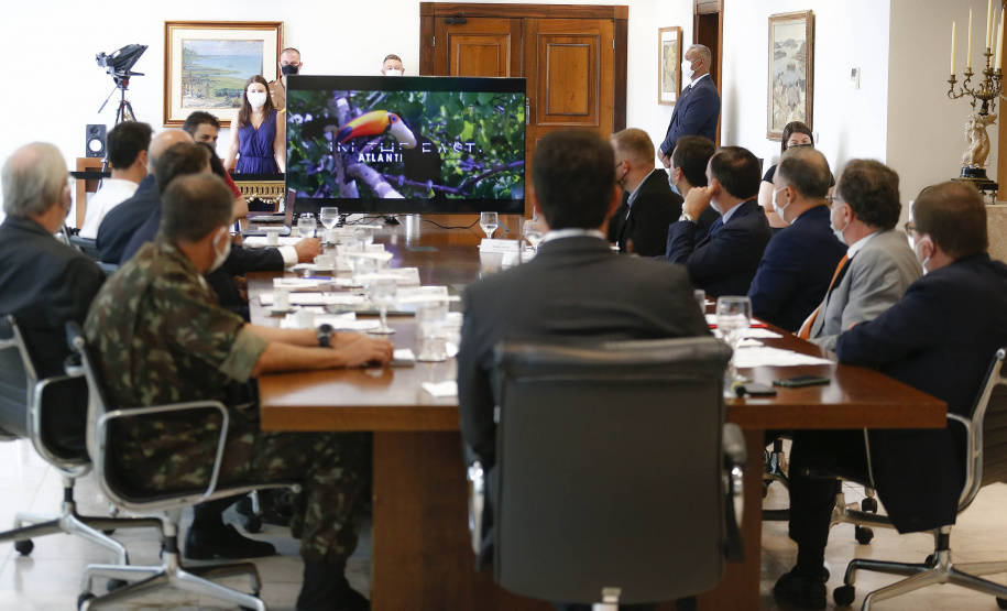 Governador Carlos Massa Ratinho Junior recebe o embaixador da Itália no Brasil Francesco Azzarello.