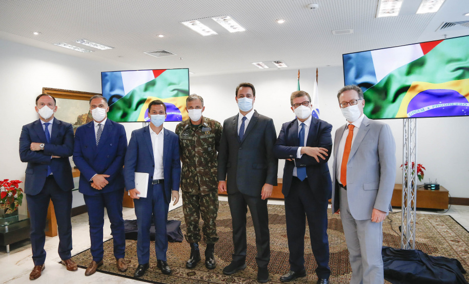 Governador Carlos Massa Ratinho Junior recebe o embaixador da Itália no Brasil Francesco Azzarello.