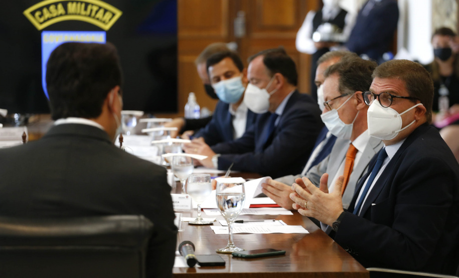 Governador Carlos Massa Ratinho Junior recebe o embaixador da Itália no Brasil Francesco Azzarello.