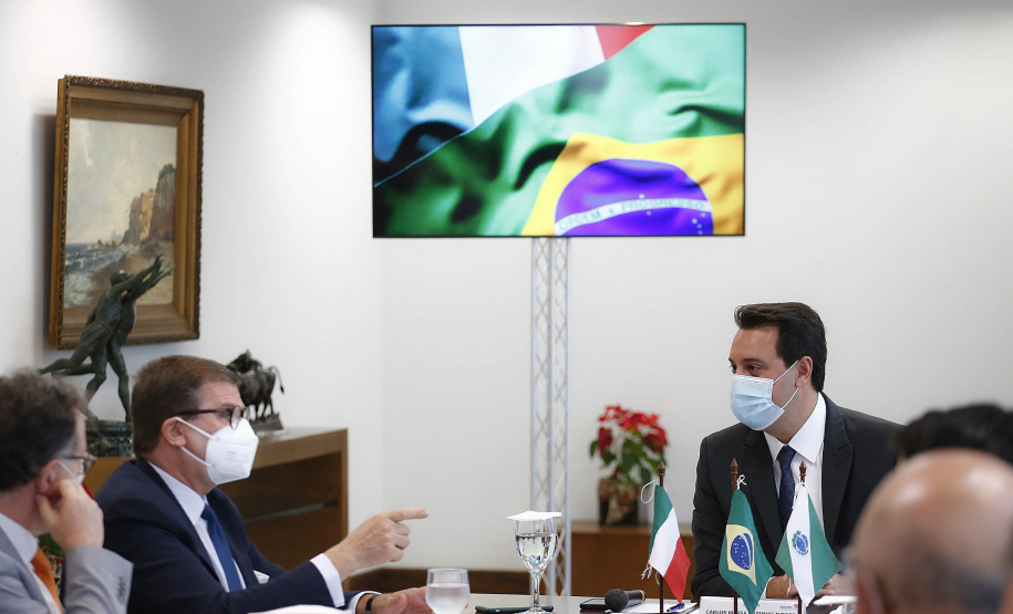 Governador Carlos Massa Ratinho Junior recebe o embaixador da Itália no Brasil Francesco Azzarello.