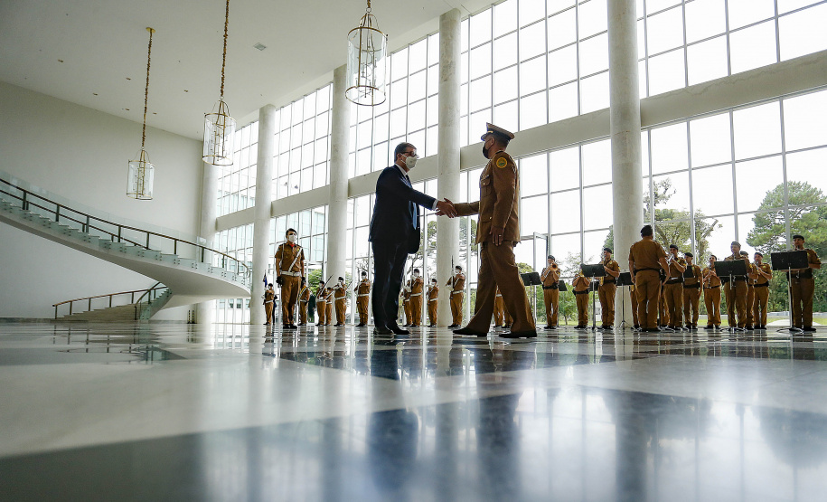 Governador Carlos Massa Ratinho Junior recebe o embaixador da Itália no Brasil Francesco Azzarello.
