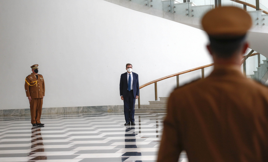 Governador Carlos Massa Ratinho Junior recebe o embaixador da Itália no Brasil Francesco Azzarello.