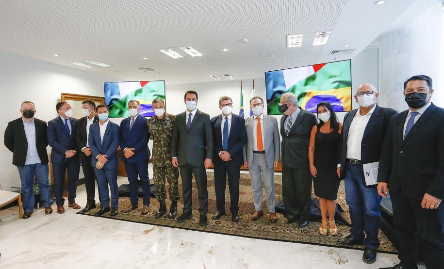 Governador Carlos Massa Ratinho Junior recebe o embaixador da Itália no Brasil Francesco Azzarello.