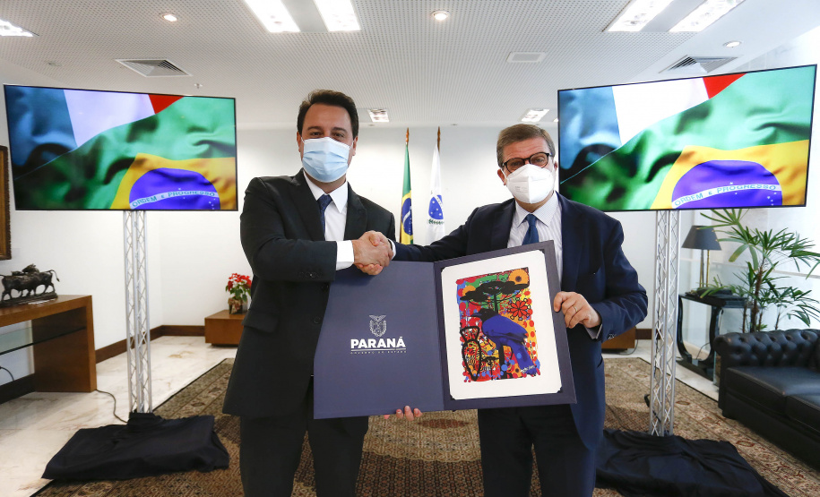 Governador Carlos Massa Ratinho Junior recebe o embaixador da Itália no Brasil Francesco Azzarello.