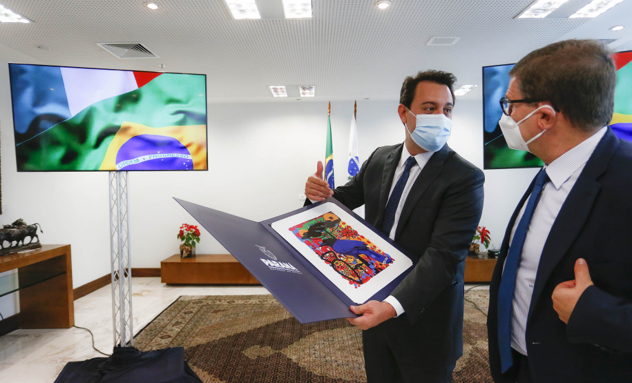 Governador Carlos Massa Ratinho Junior recebe o embaixador da Itália no Brasil Francesco Azzarello.