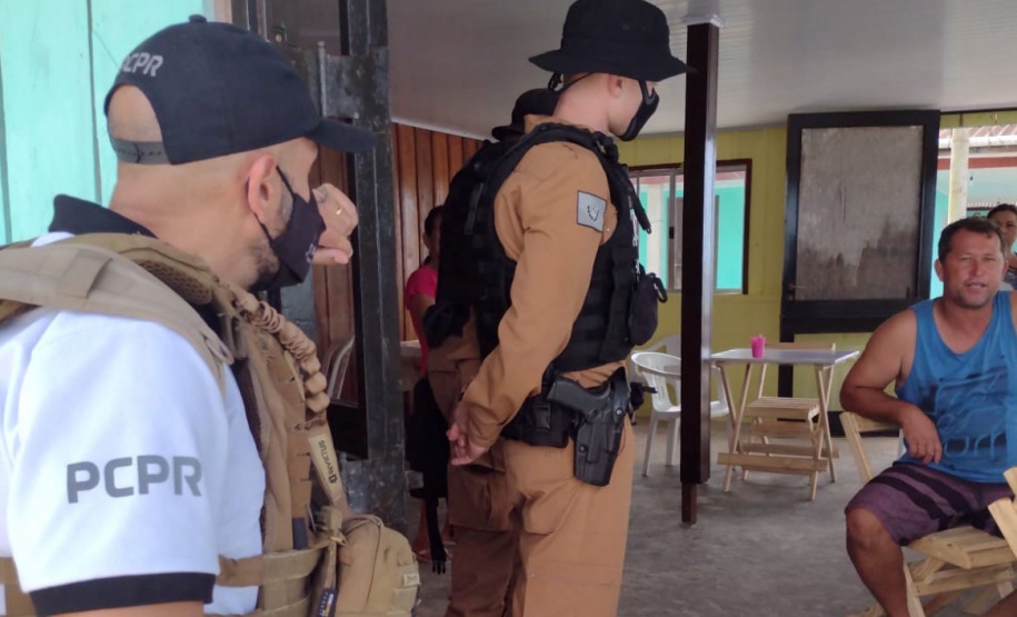 Turistas e moradores da Ilha de Superagui recebem orientações das Polícias Militar e Civil