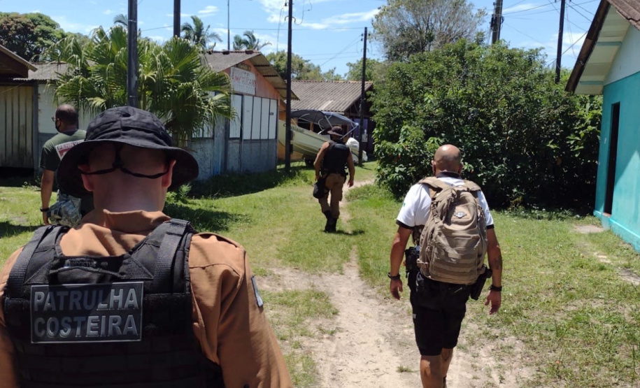 Turistas e moradores da Ilha de Superagui recebem orientações das Polícias Militar e Civil