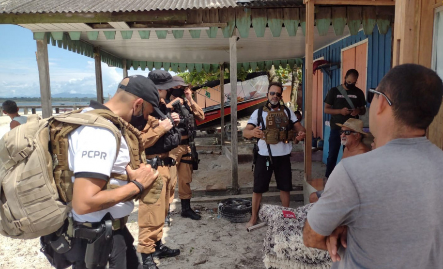 Turistas e moradores da Ilha de Superagui recebem orientações das Polícias Militar e Civil