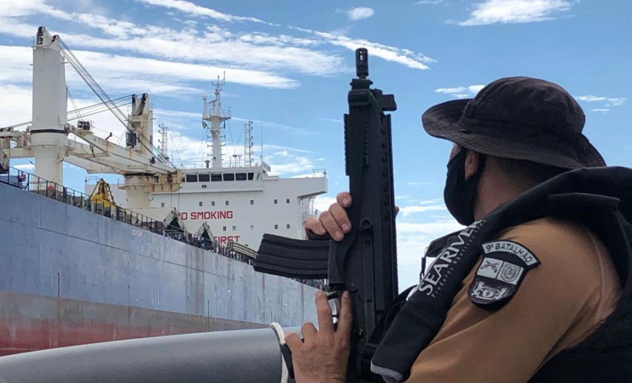 Turistas e moradores da Ilha de Superagui recebem orientações das Polícias Militar e Civil