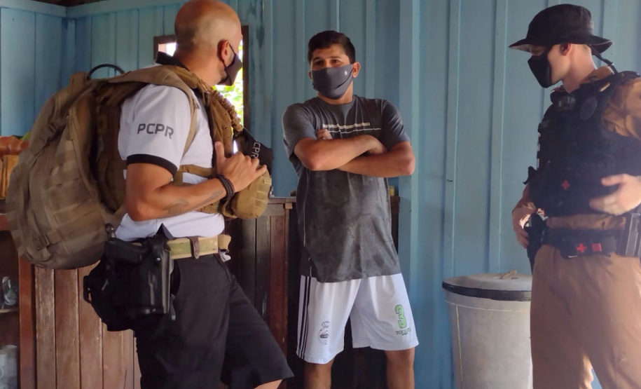 Turistas e moradores da Ilha de Superagui recebem orientações das Polícias Militar e Civil