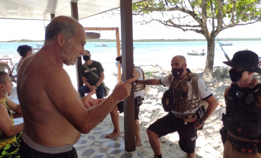 Turistas e moradores da Ilha de Superagui recebem orientações das Polícias Militar e Civil