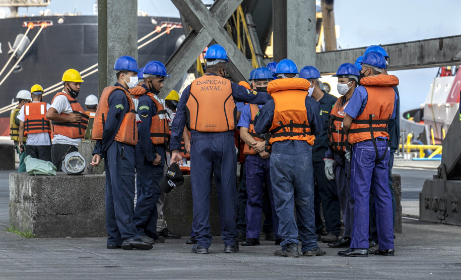 Porto de Paranaguá recebe fragata e navio-aeródromo da Marinha