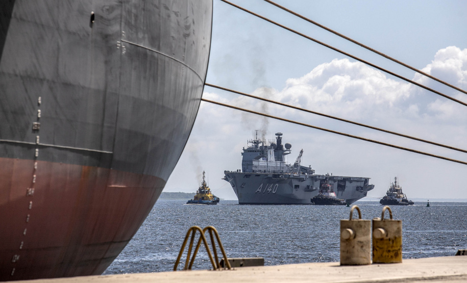 Porto de Paranaguá recebe fragata e navio-aeródromo da Marinha