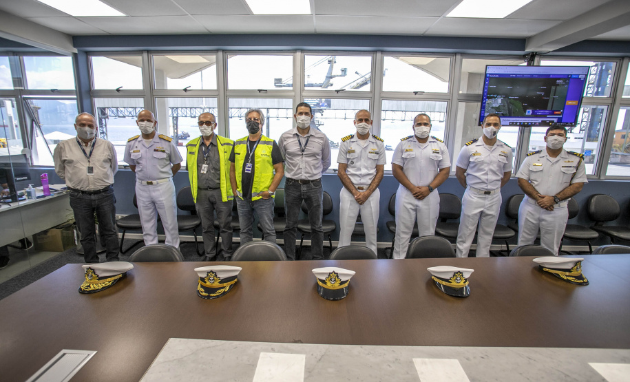 Porto de Paranaguá recebe fragata e navio-aeródromo da Marinha