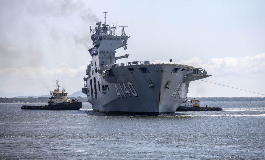 Porto de Paranaguá recebe fragata e navio-aeródromo da Marinha