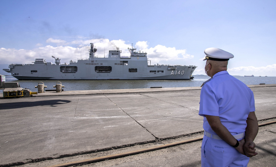Porto de Paranaguá recebe fragata e navio-aeródromo da Marinha
