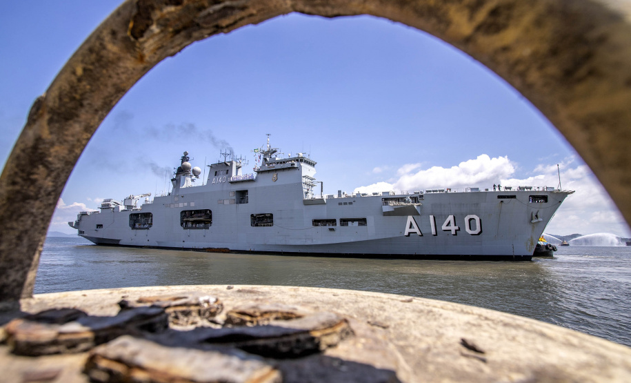 Porto de Paranaguá recebe fragata e navio-aeródromo da Marinha