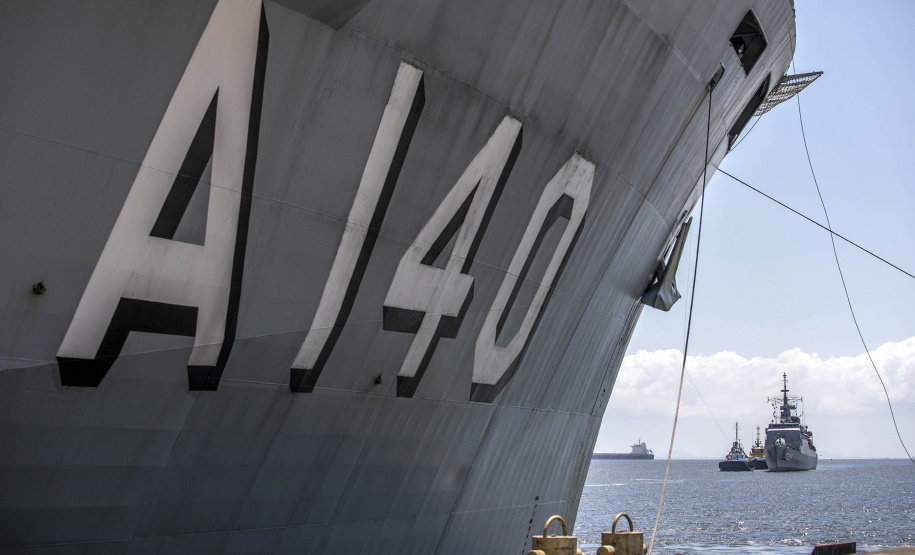 Porto de Paranaguá recebe fragata e navio-aeródromo da Marinha