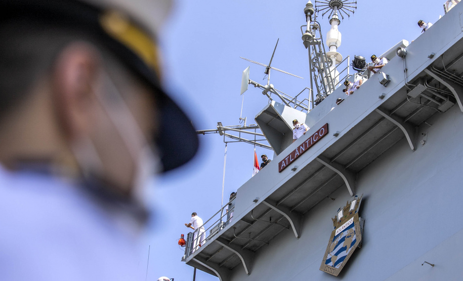 Porto de Paranaguá recebe fragata e navio-aeródromo da Marinha