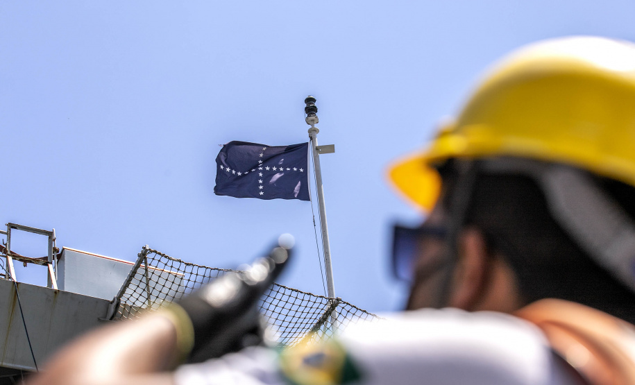Porto de Paranaguá recebe fragata e navio-aeródromo da Marinha