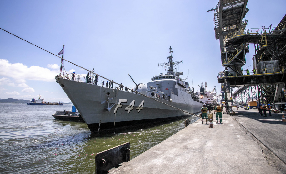 Porto de Paranaguá recebe fragata e navio-aeródromo da Marinha