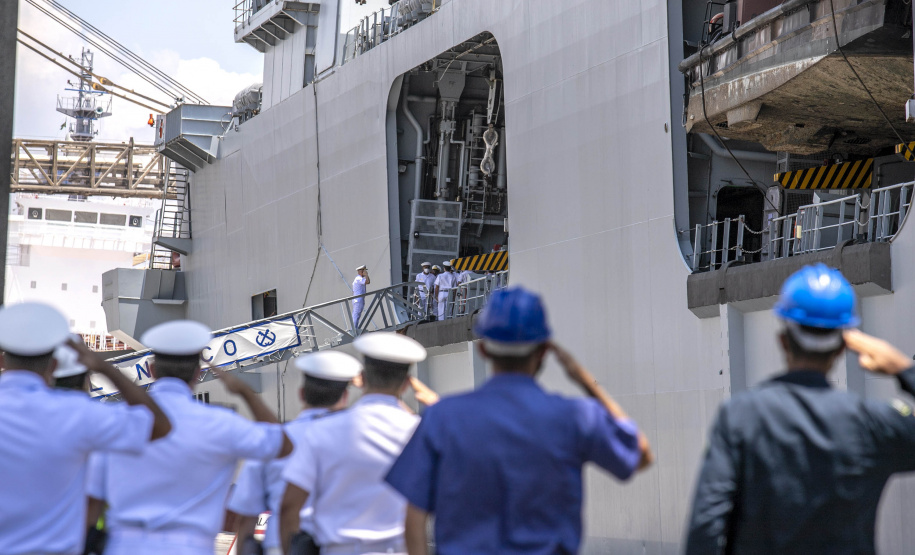 Porto de Paranaguá recebe fragata e navio-aeródromo da Marinha