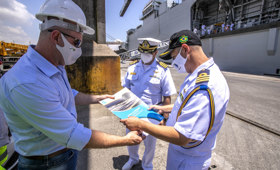 Porto de Paranaguá recebe fragata e navio-aeródromo da Marinha